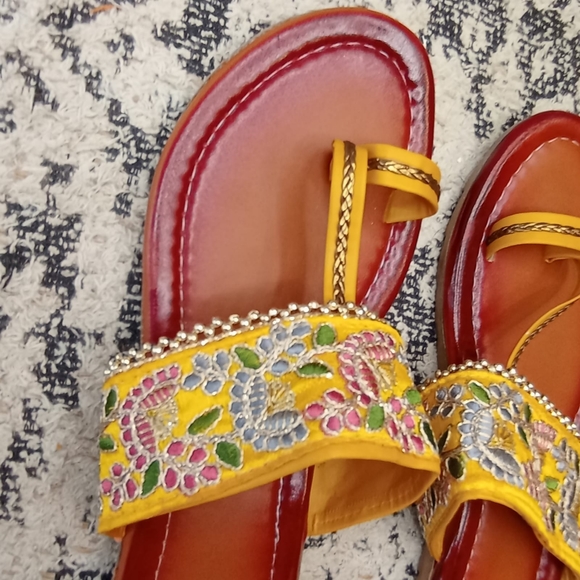 Embroidered Traditional Slippers - Picture 6 of 11